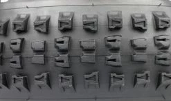 Pneu Hutchinson Griffus Racing Lab Rear 2.40 - Race Riposte Gravity - Hardskin - Tubeless Ready -Vélo Boutique de vente Pneu Hutchinson Griffus Racing Lab 2.40 Race Riposte Gravity Hardskin Tubeless Ready crampons 1235x735